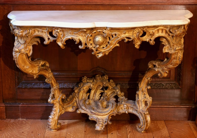 Very fine and rare pair of early Louis XV gilded consoles