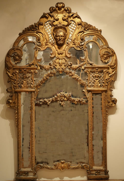 Regence carved and gilded mirror