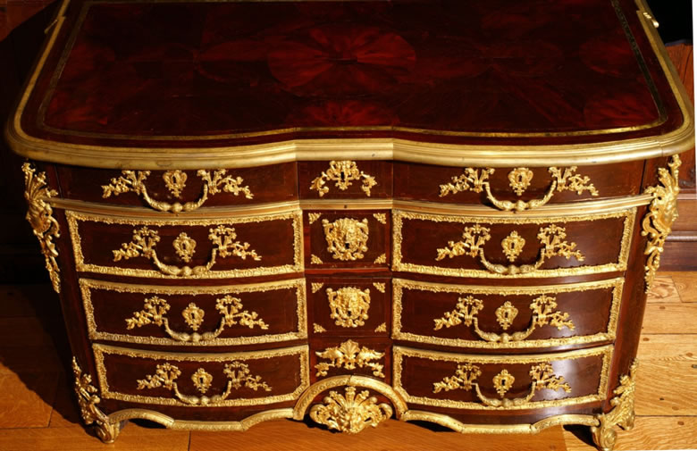 Louis XIV bois corail commode with superb bronze-dor mounts