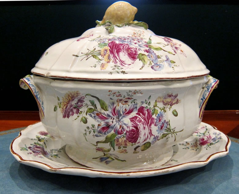 Olivier a Paris tureen, cover and stand