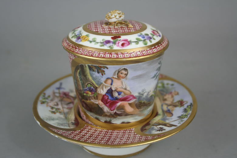 Svres gobelet et soucoupe enfonc