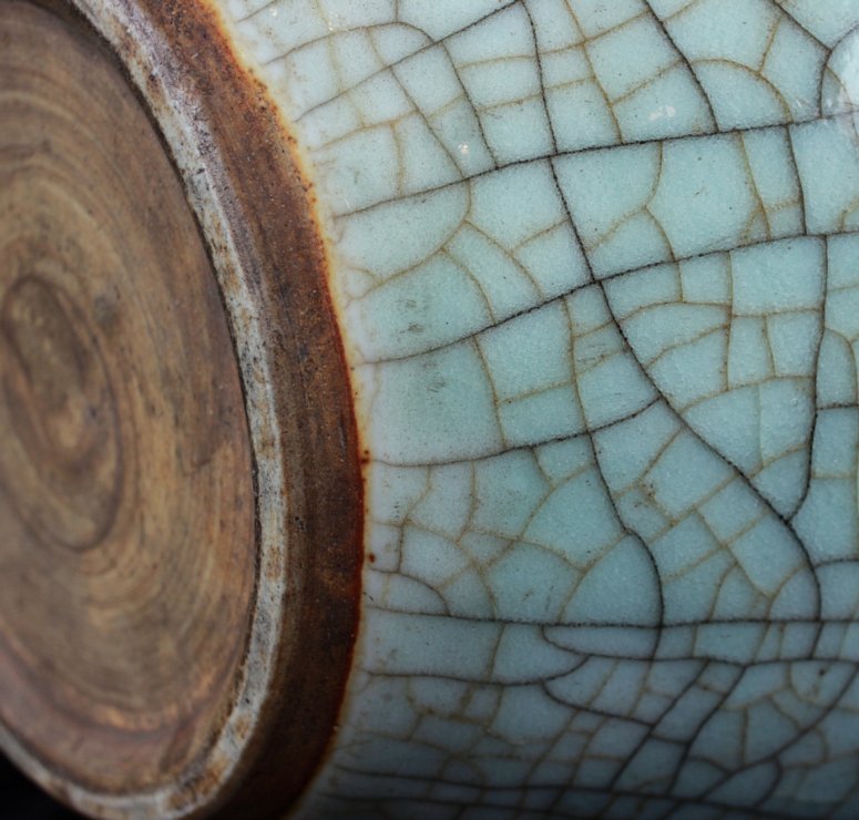 Chinese 18th century guan-type crackle glaze vase